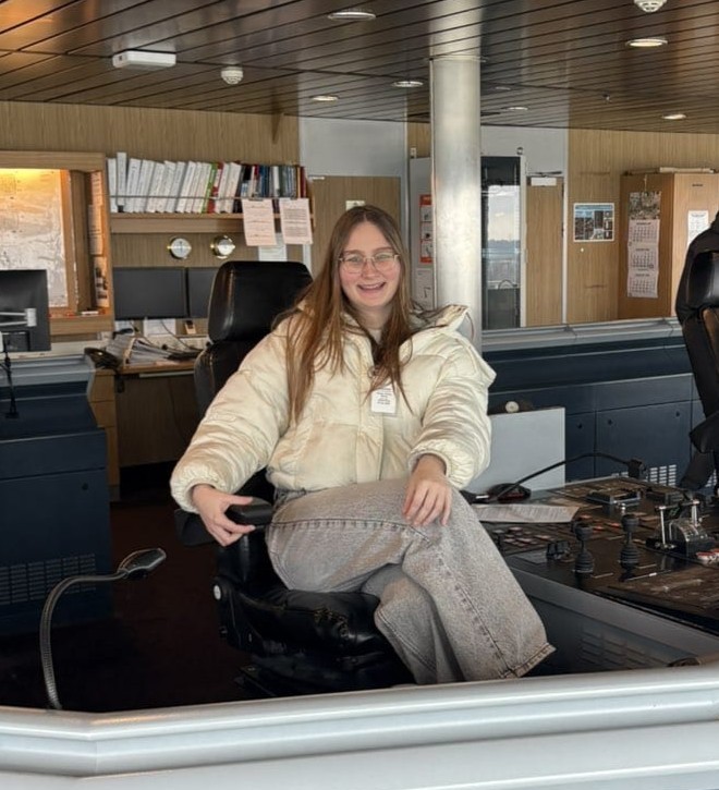 Romy zittend op de stoel van de kapitein in de navigatiebrug van de Britannica van StenaLine