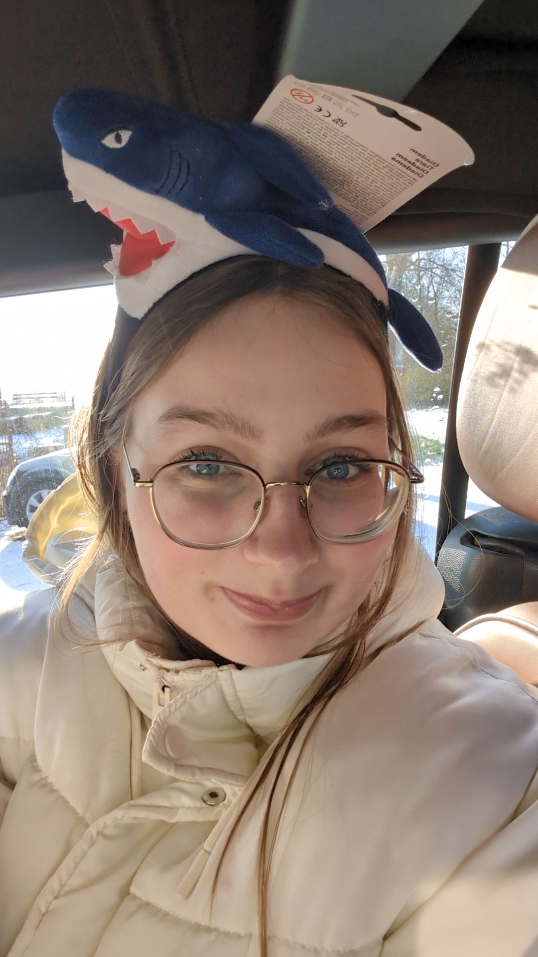 Romy met een haai op haar hoofd